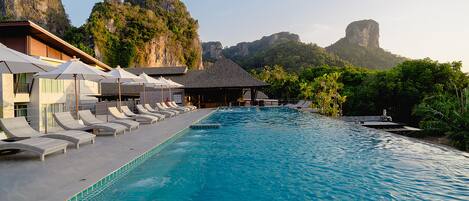 Una piscina techada, una piscina al aire libre