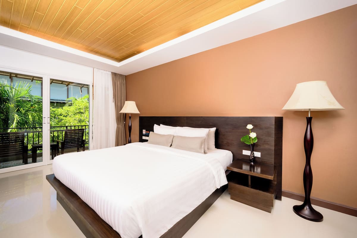 Hypo-allergenic bedding, Select Comfort beds, minibar, in-room safe