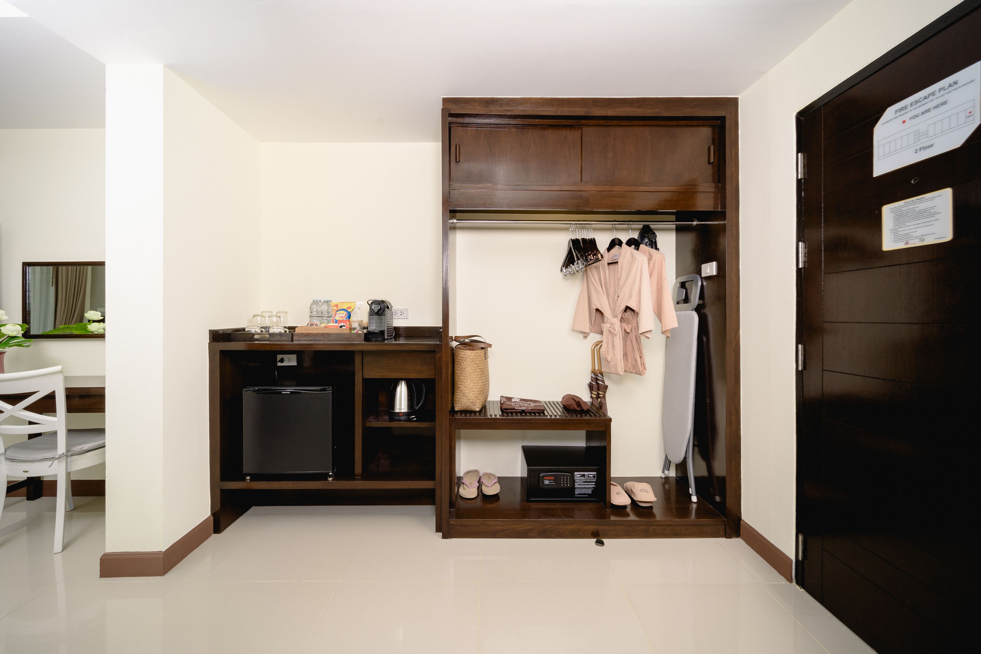 junior room, 1 bedroom | coffee and/or coffee maker