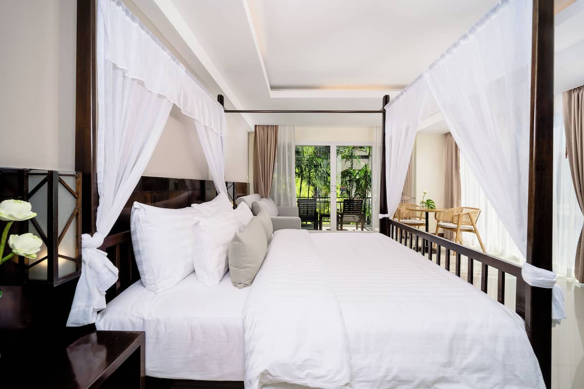 Hypo-allergenic bedding, Select Comfort beds, minibar, in-room safe