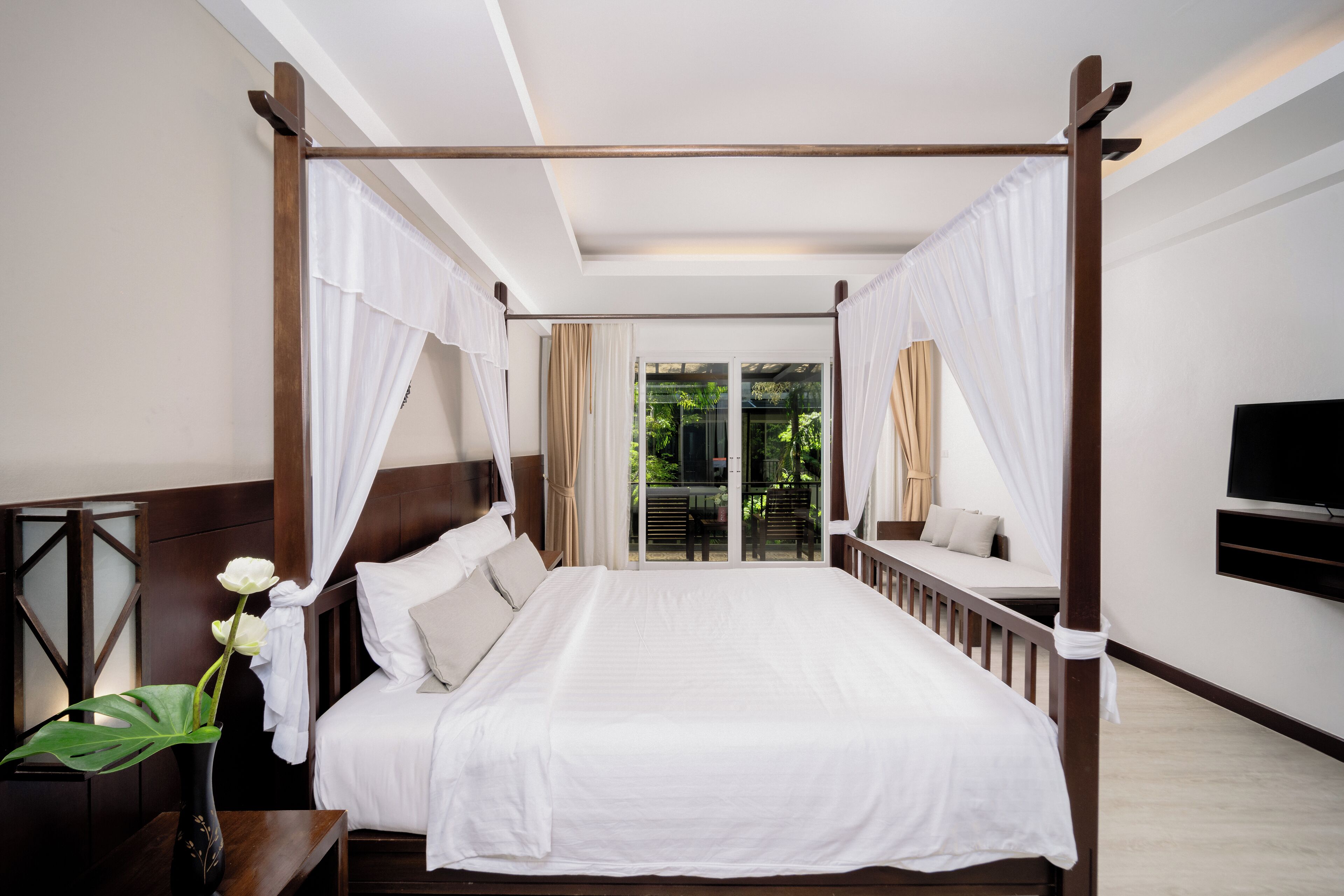 Hypo-allergenic bedding, Select Comfort beds, minibar, in-room safe