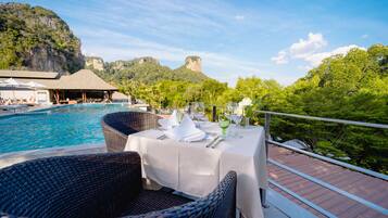 Breakfast, lunch, dinner served; Thai cuisine, sea views