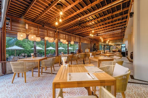 Breakfast, lunch, dinner served; Thai cuisine, sea views