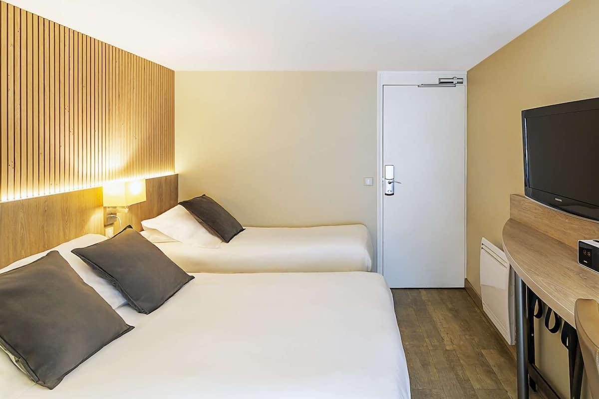 Chambre Confort, 1 lit double, non-fumeur (with Sofabed) | Literie de qualité, coffre-fort pour ordinateur portable, bureau