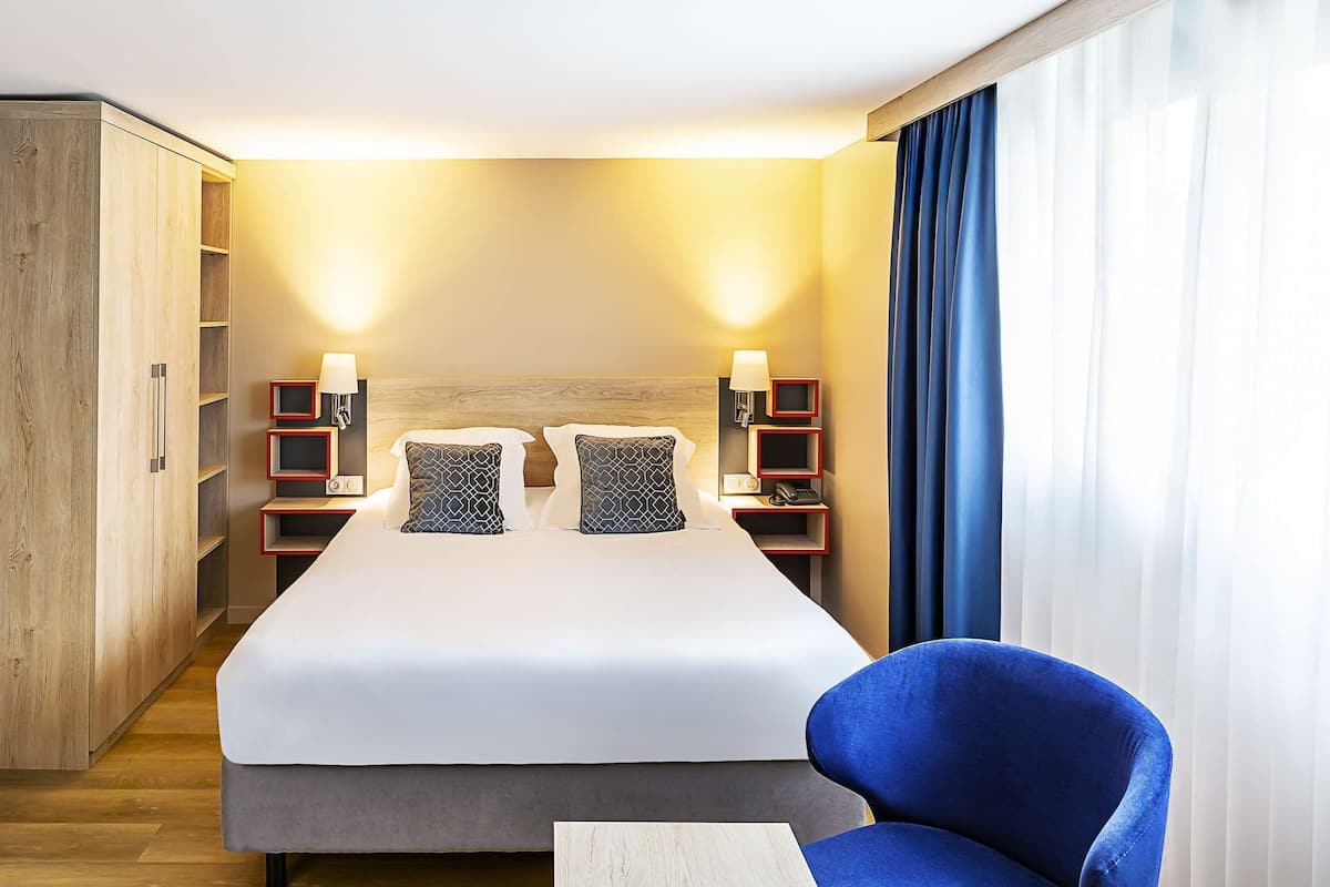 Chambre supérieure, 1 grand lit, non-fumeur | Literie de qualité, coffre-fort pour ordinateur portable, bureau