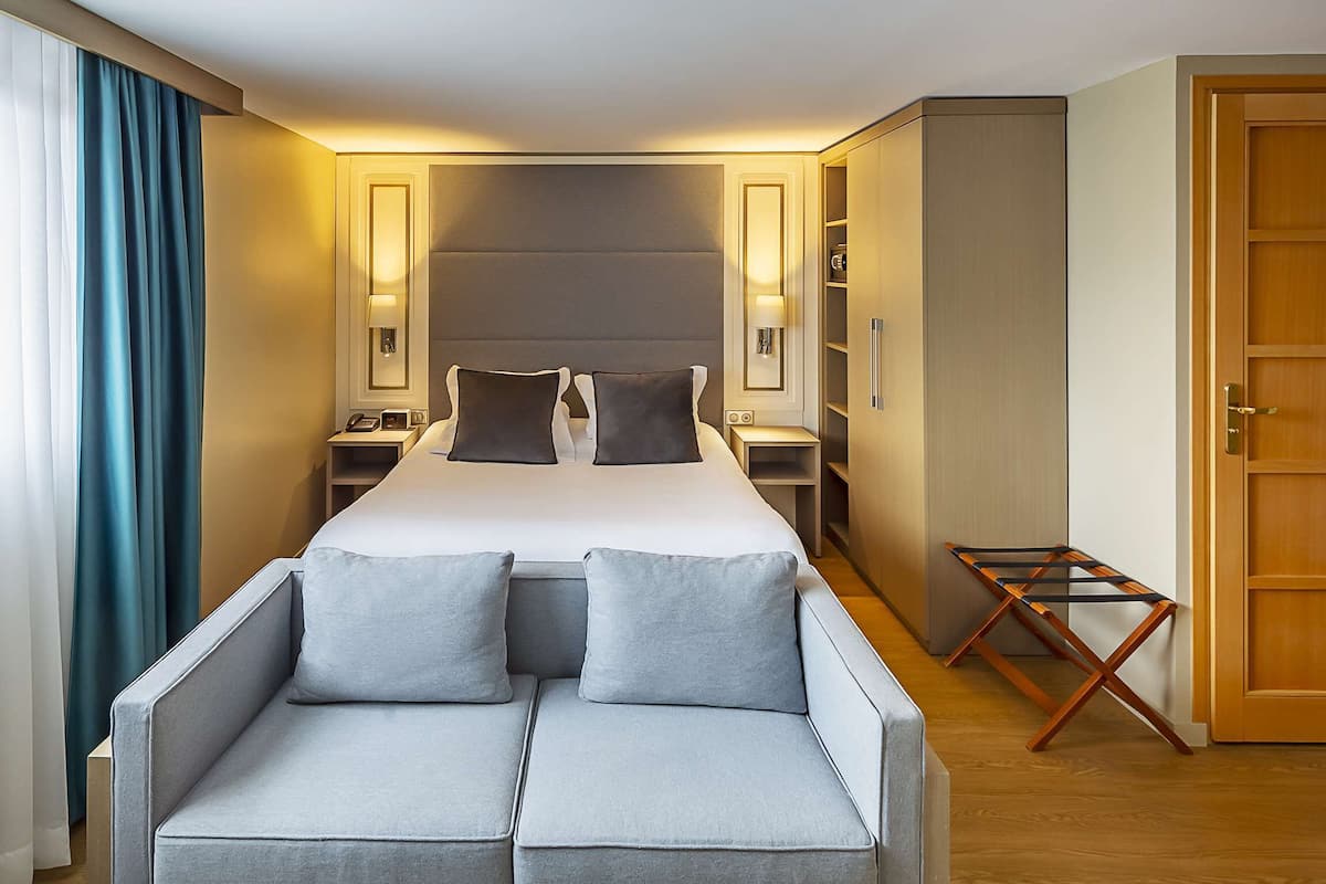 superior room, 1 queen bed, non smoking | 1 bedroom, premium bedding, in-room safe, desk