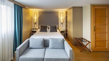 Chambre Supérieure, 1 grand lit, non-fumeurs | Literie de qualité supérieure, coffres-forts dans les chambres, bureau