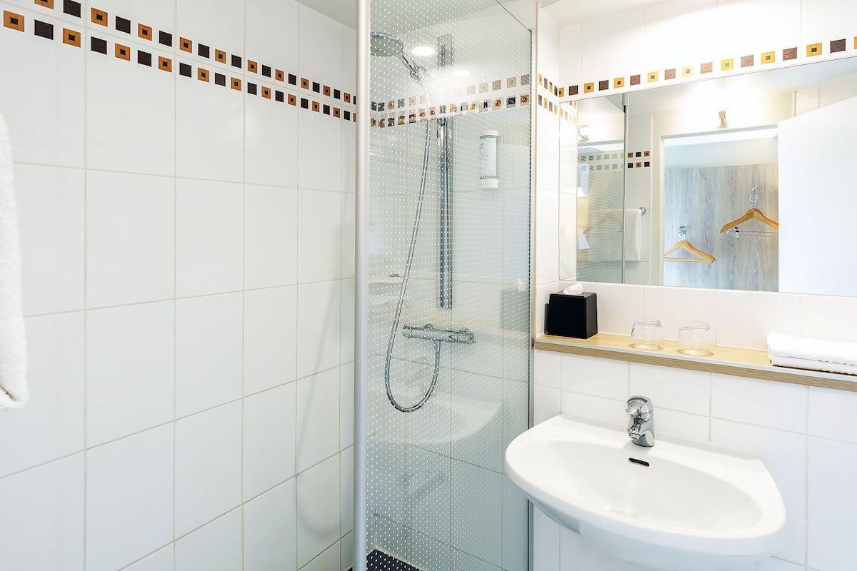 standard room, 1 queen bed, non smoking | bathroom | shower, rainfall showerhead, free toiletries, hair dryer