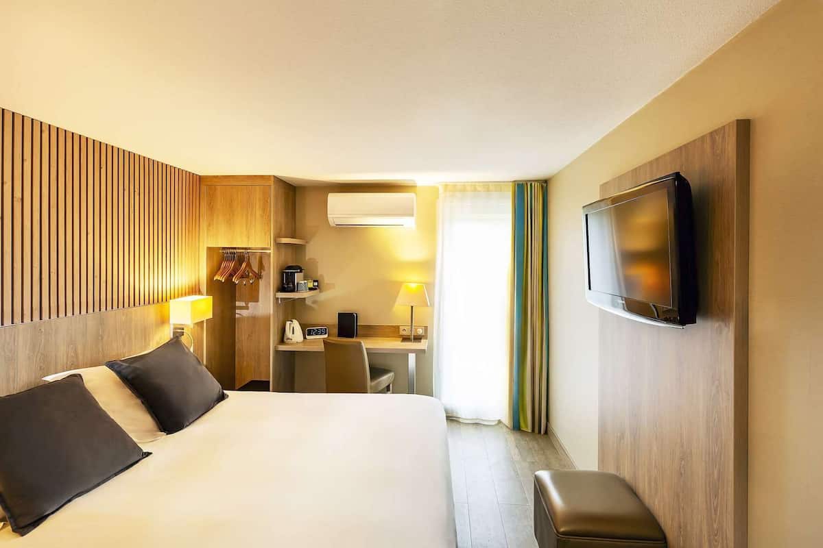 Premium bedding, in-room safe, desk, laptop workspace