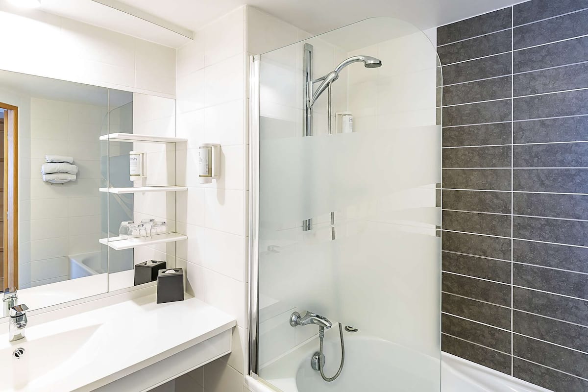 superior room, 1 queen bed, non smoking | bathroom | shower, rainfall showerhead, free toiletries, hair dryer