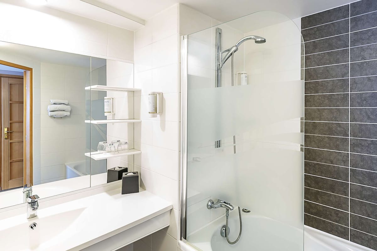 Chambre supérieure, 1 grand lit, non-fumeur | Salle de bain | Douche, douche cascade, articles de toilette (gratuits)