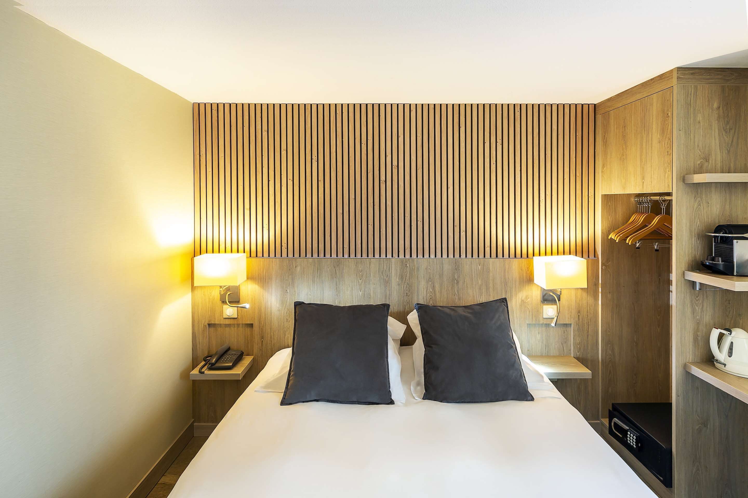 standard room, 1 queen bed, non smoking | 1 bedroom, premium bedding, in-room safe, desk