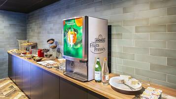 Desayuno buffet (EUR 15 por persona)