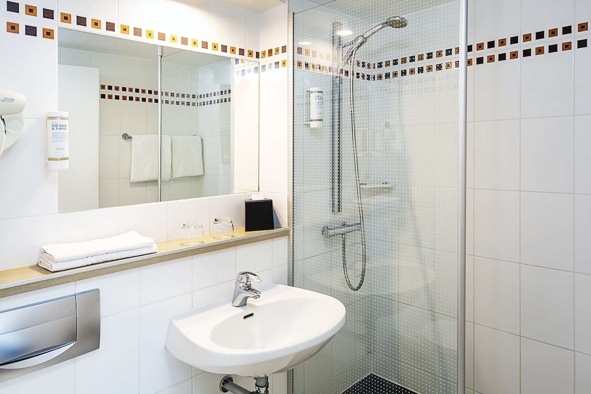 shower, rainfall showerhead, free toiletries, hair dryer