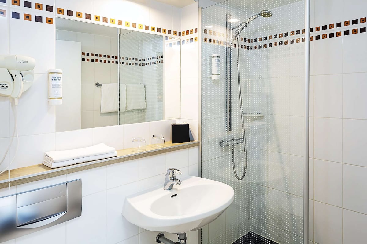 Douche, douche cascade, articles de toilette (gratuits)