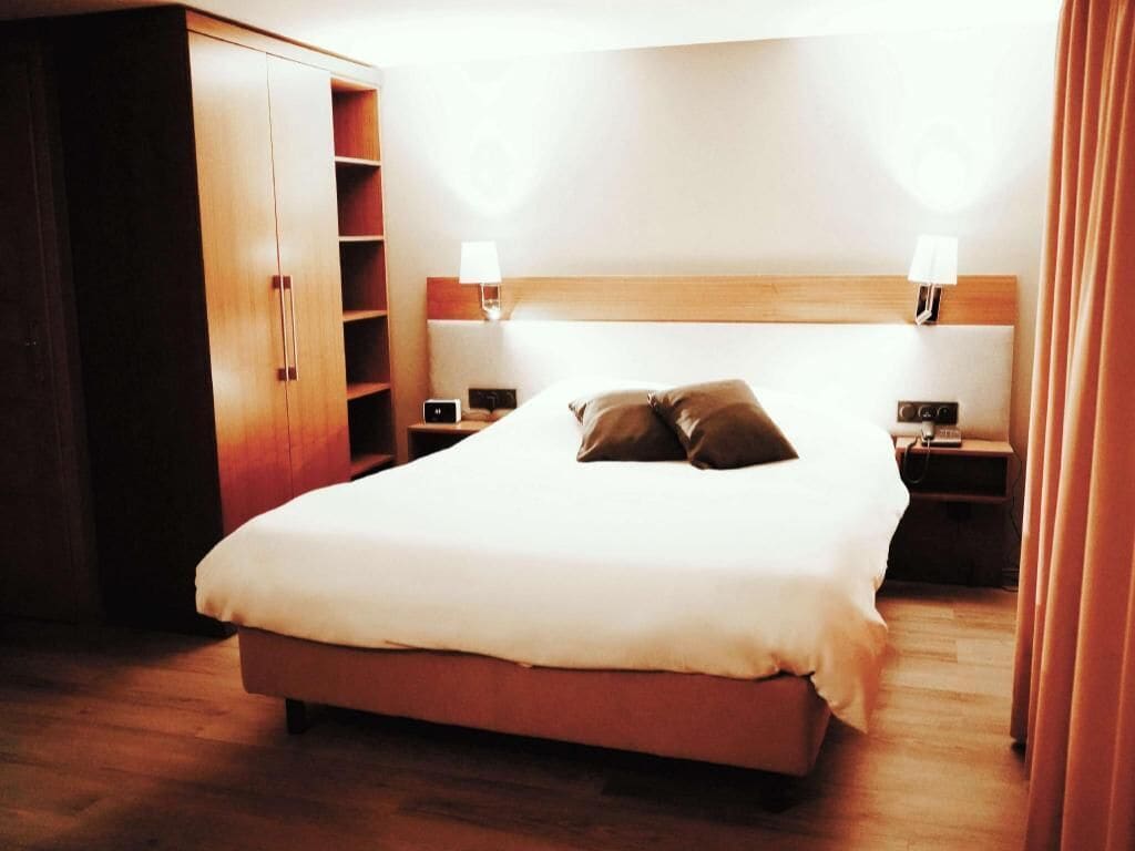 Premium bedding, in-room safe, desk, laptop workspace