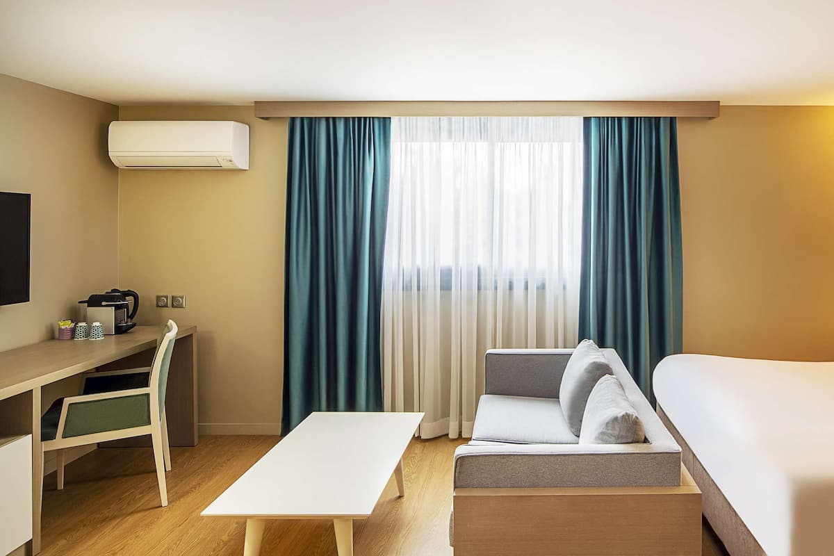 Chambre supérieure, 1 grand lit, non-fumeur | Literie de qualité, coffre-fort pour ordinateur portable, bureau