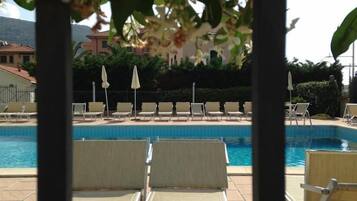 2 AuĂenpools, geöffnet von 09:00 Uhr bis 19:00 Uhr, Sonnenschirme