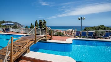 Una piscina al aire libre de temporada