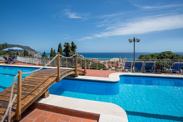 Piscine extérieure (ouverte en saison)