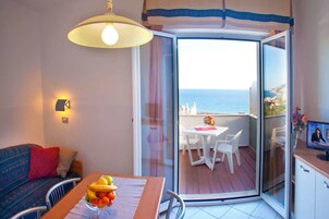 Apartamento clássico, 1 quarto, sacada, vista para o mar (2 pax) | Opções para refeição no quarto