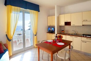 Classic Apartment, 1 Bedroom, Balcony, Sea View (5 pax) | In-room dining - Residence Sant'Anna (Pietra Ligure)