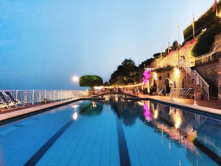 季节性开放的室外游泳池