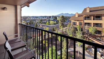 1 makuuhuone, työpöytä, pimennysverhot, silitysrauta/-lauta