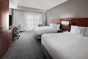 Escrivaninha, cortinas blackout, ferros/tábuas de passar roupa