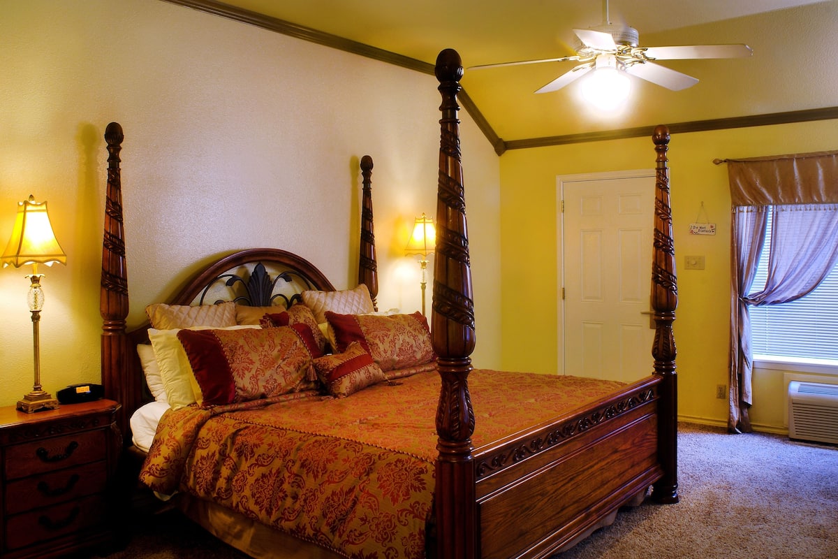 Creekside, 1 King Bed (Adults Only) | Een bureau, een strijkplank/strijkijzer, gratis wifi, beddengoed