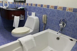 Chuveiro/banheira combinados, secador de cabelo, roupões de banho 