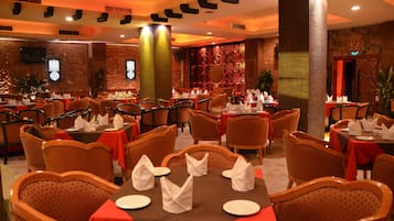 2 restaurants, breakfast served