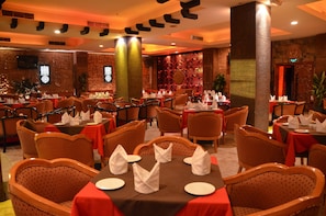 2 restaurants; breakfast, lunch, and dinner served