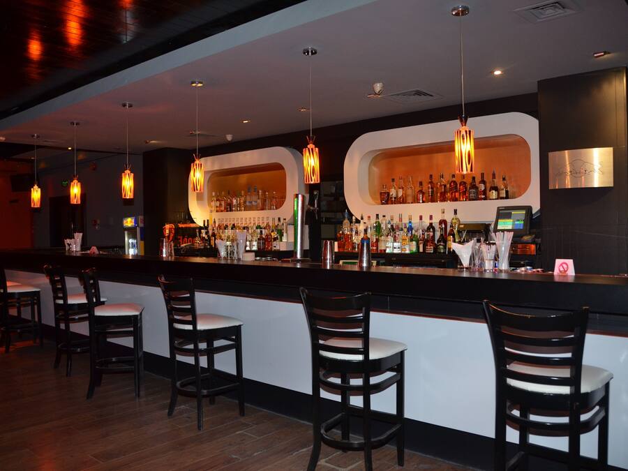 3 bares, bar junto a la piscina