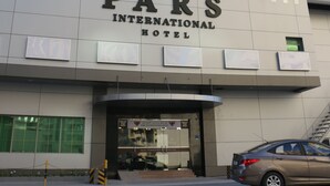 Das Paris International Hotel mit moderner Fassade, großen Fenstern und einem gut sichtbaren Eingang.