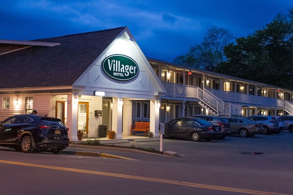 A motel with a prominent sign, a covered porch, and a parking lot with several cars. - Bar Harbor Villager Motel - Downtown (Bar Harbor)