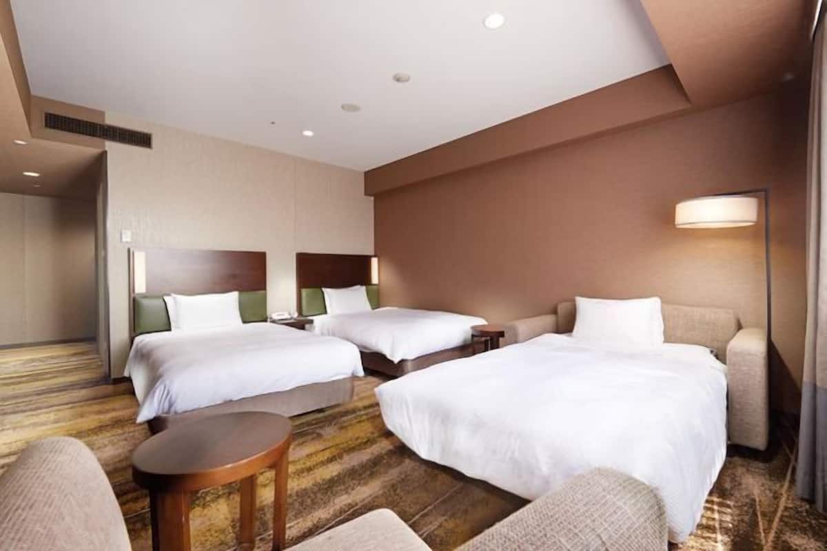 Premium bedding, down comforters, desk, blackout drapes