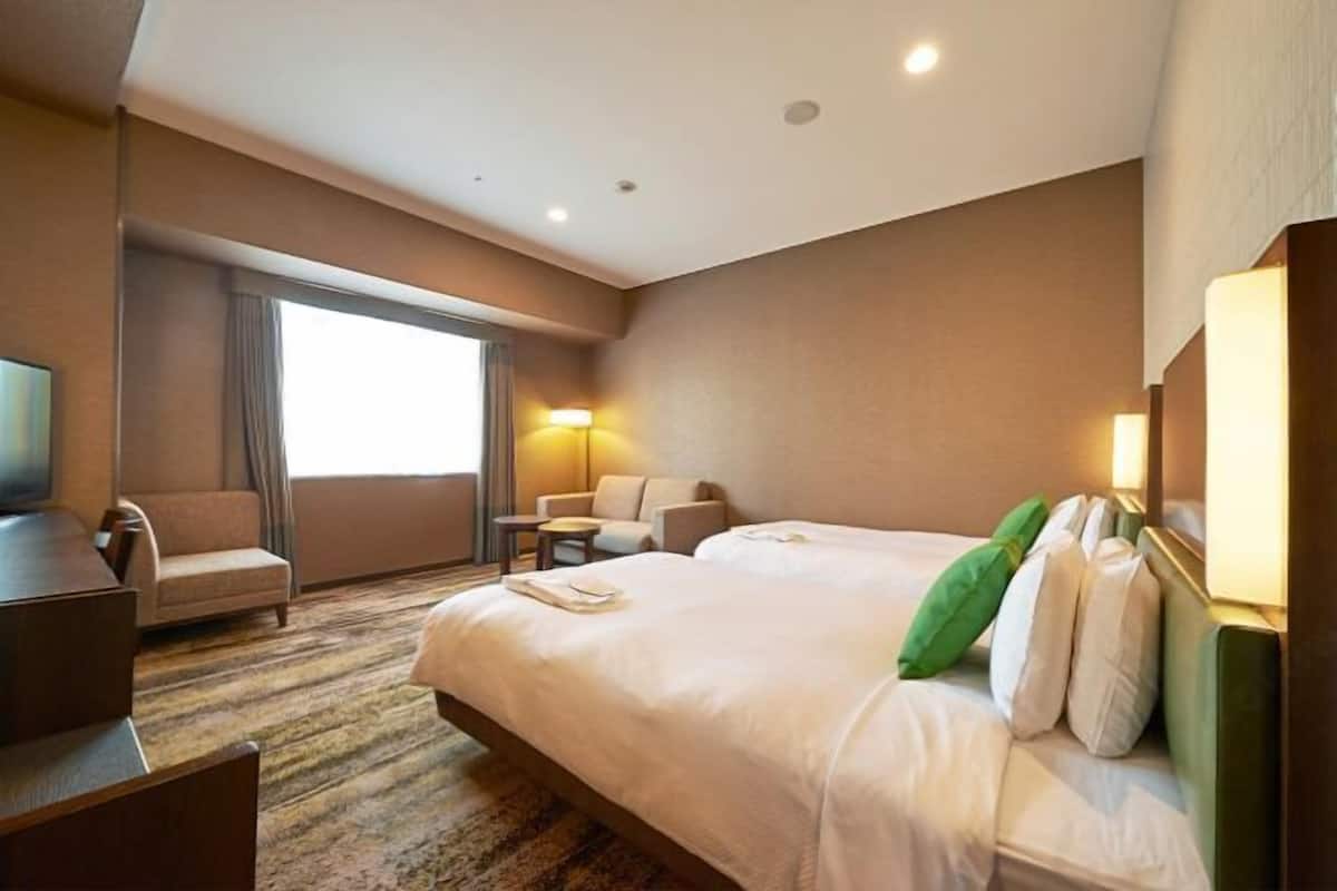 Premium bedding, down comforters, desk, blackout drapes