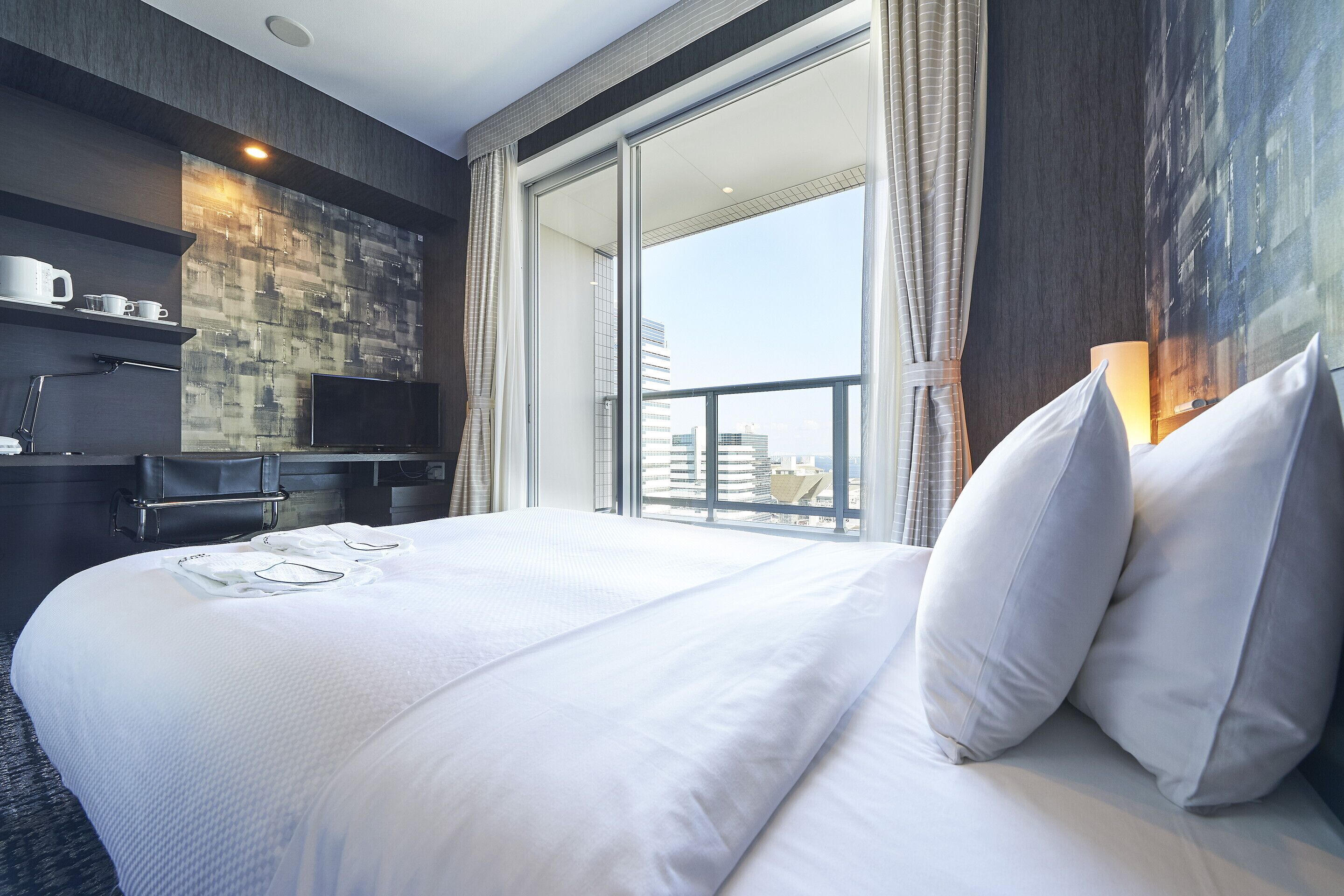 Seprai premium, selimut bulu angsa, meja kerja, dan tirai kedap cahaya