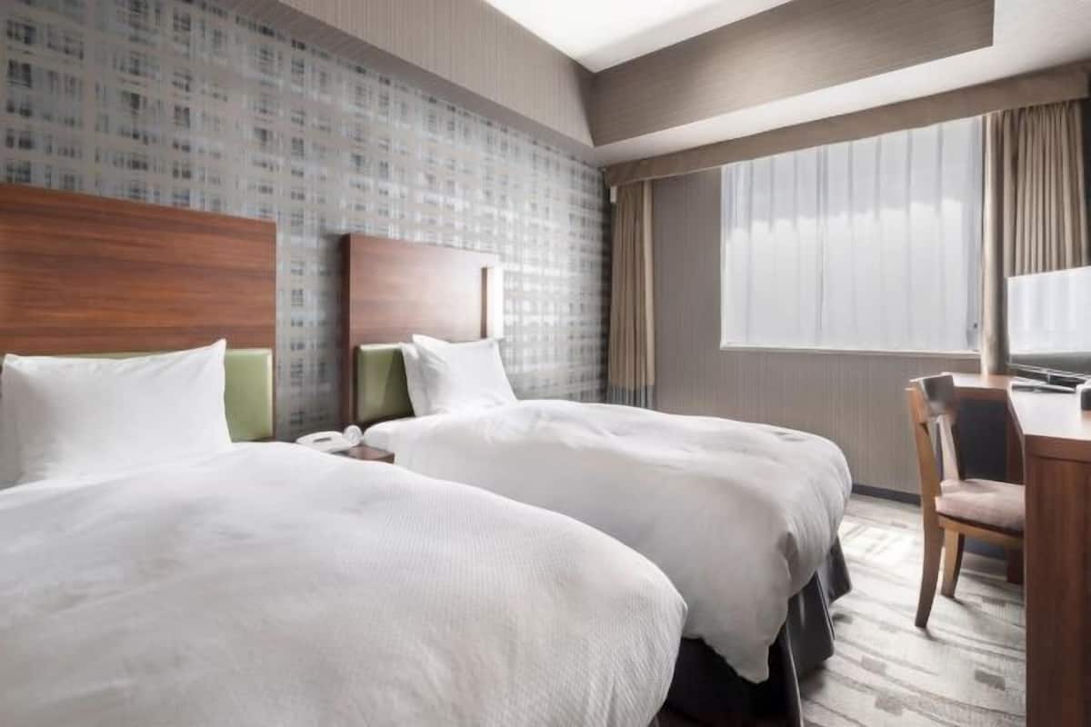 Premium bedding, down duvets, desk, blackout curtains