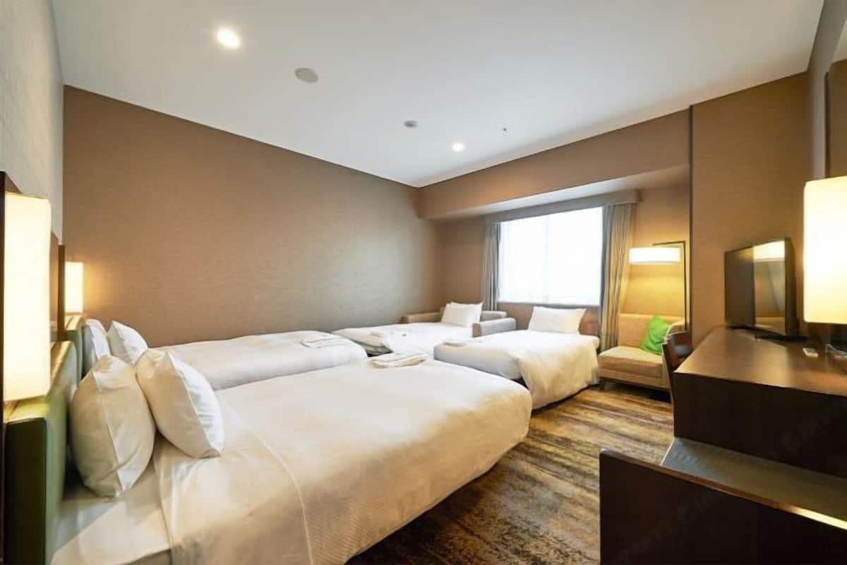 Premium bedding, down comforters, desk, blackout drapes