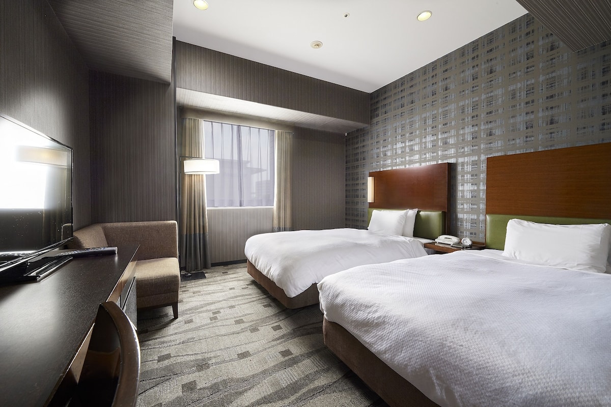 Premium bedding, down duvets, desk, blackout curtains