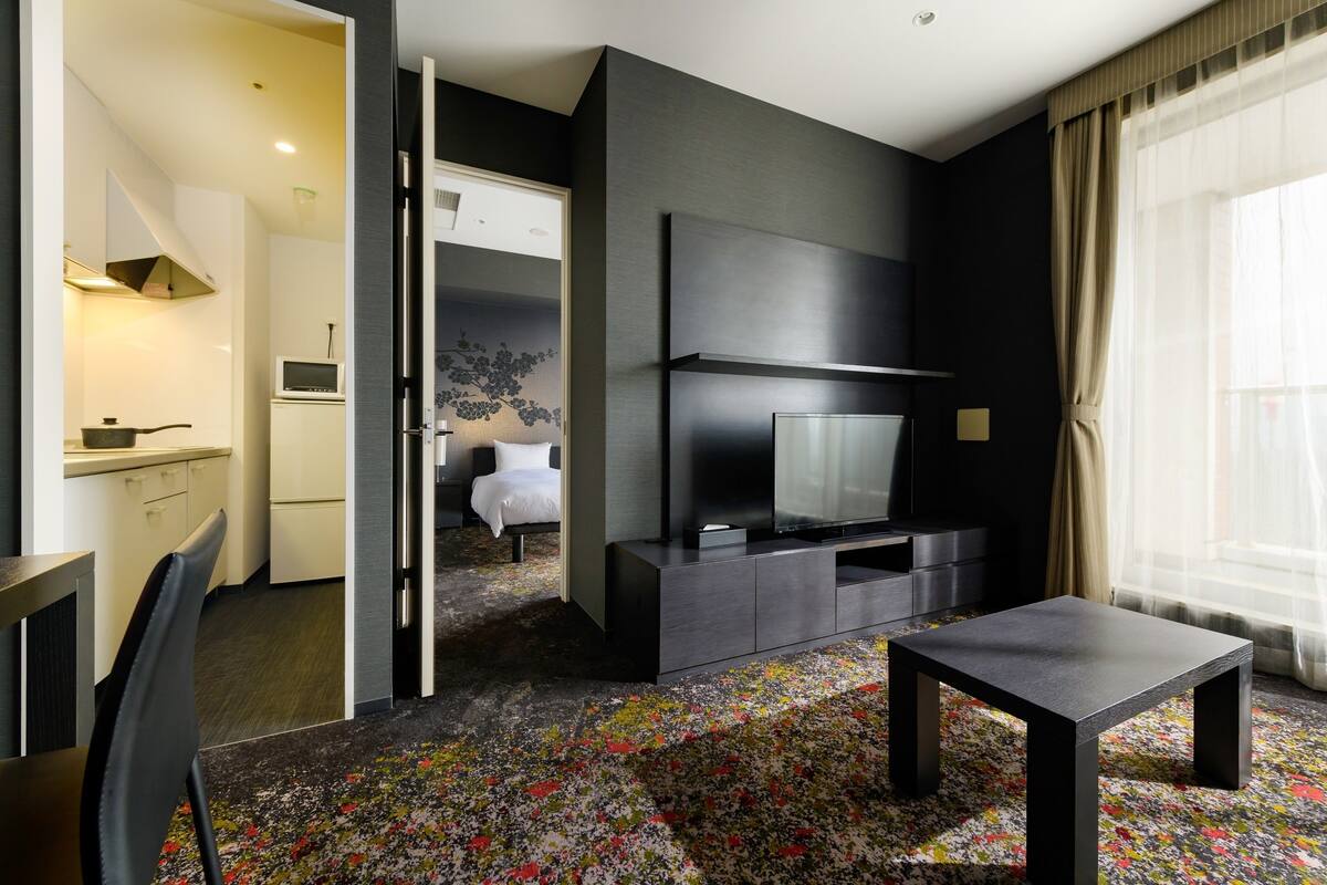 Premium bedding, down duvets, desk, blackout curtains