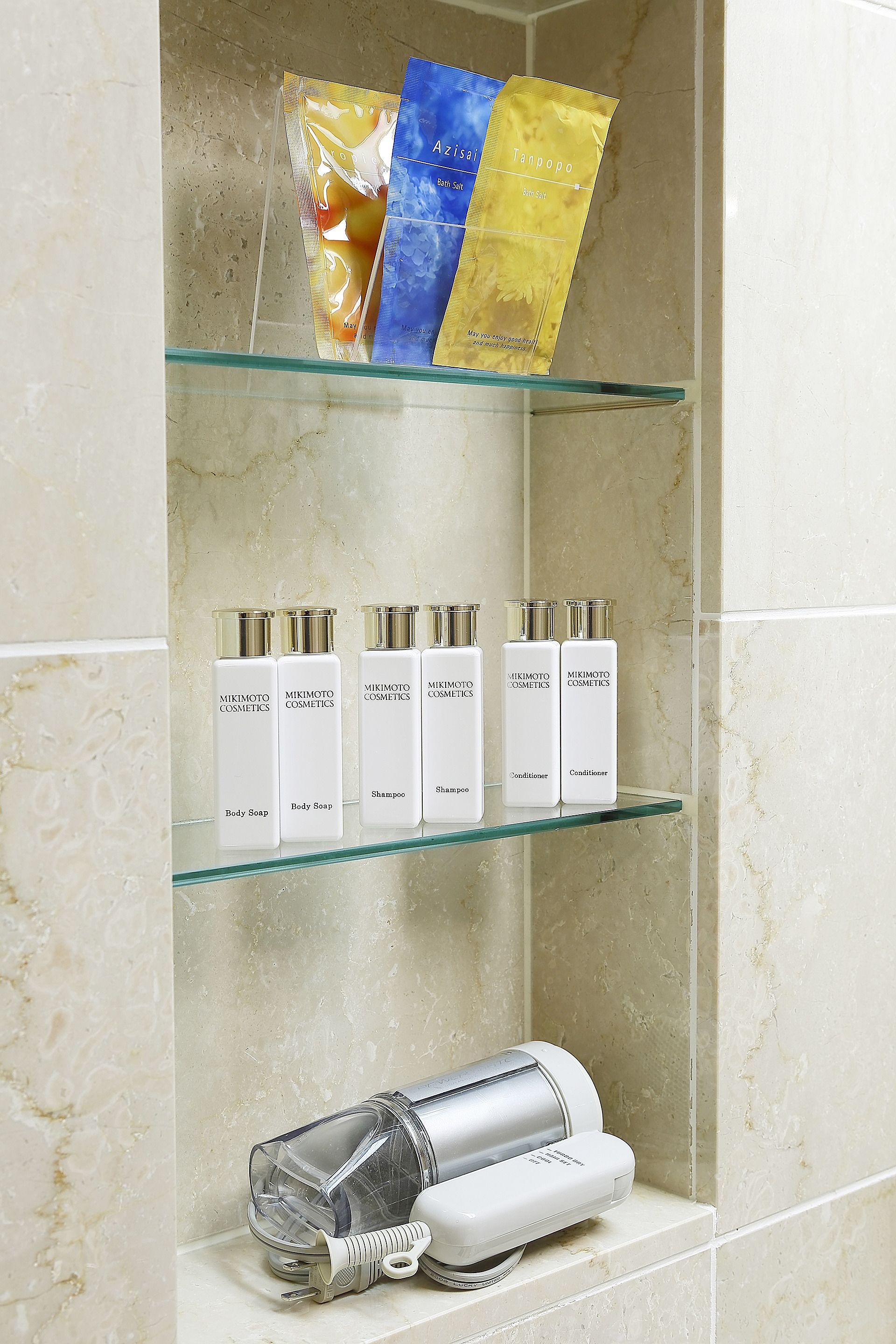 combined shower/bathtub, deep-soaking bathtub, free toiletries