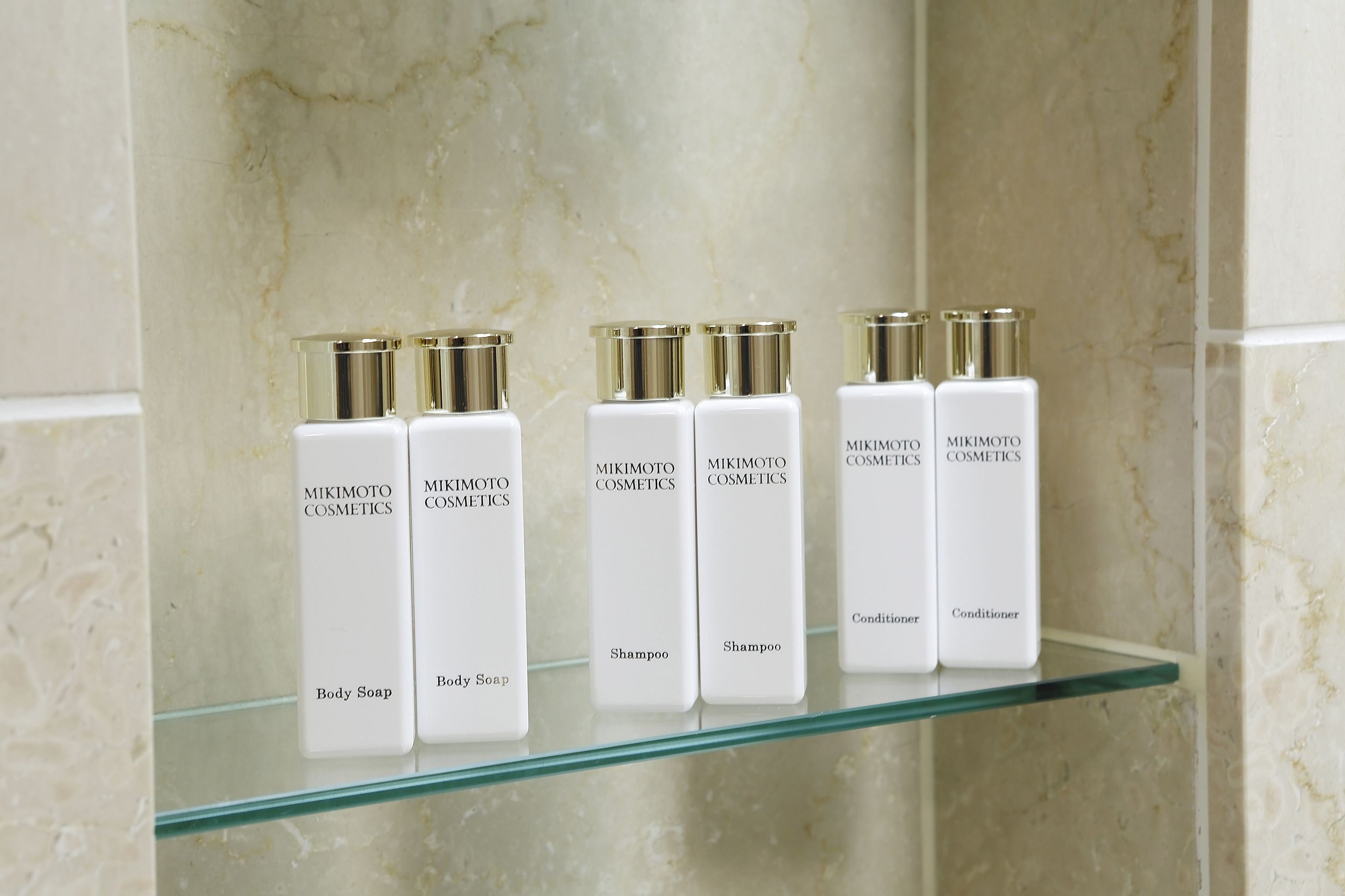 combined shower/bathtub, deep-soaking bathtub, free toiletries