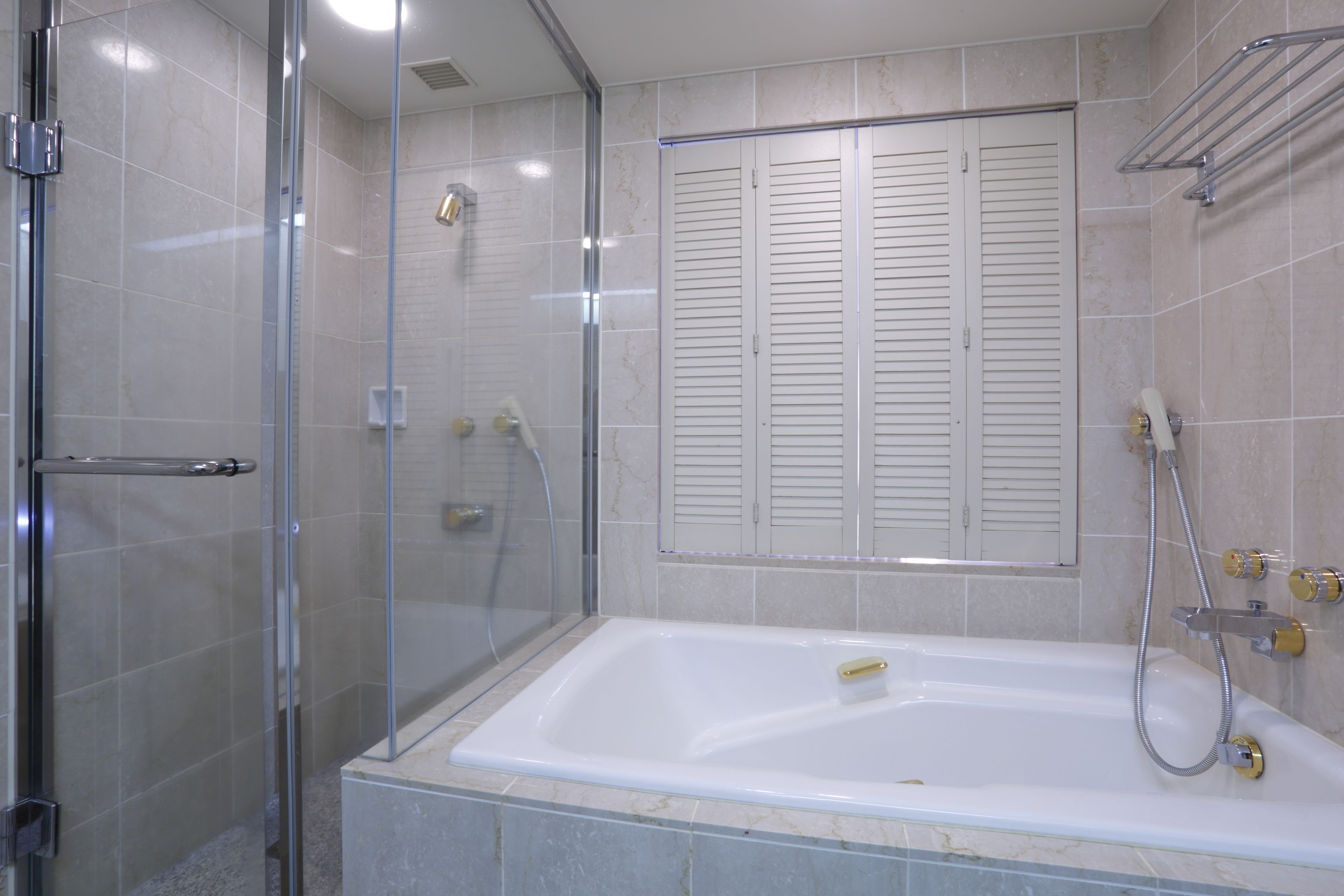 combined shower/bathtub, deep-soaking bathtub, free toiletries