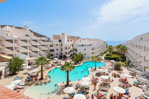 Piscina all'aperto, ombrelloni da piscina, lettini