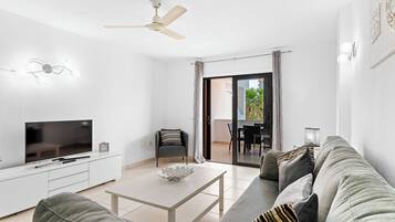 Apartemen Superior, 1 kamar tidur | Area keluarga | TV layar datar