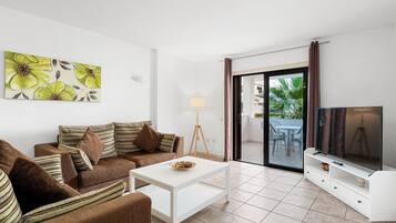 Departamento estándar, 1 habitación | Área de sala de estar | Televisión de pantalla plana