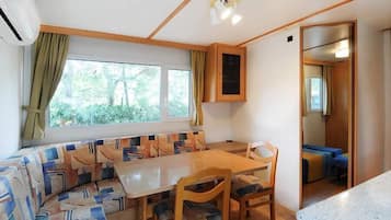 Casa rodante, 2 habitaciones (4 people) | Área de sala de estar